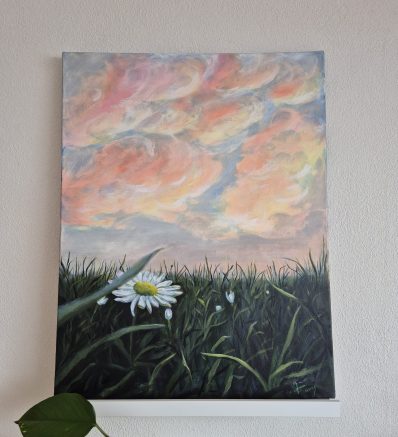 Gemälde: Froschperspektive einer Wiese mit Gänseblumen bei Sonnenuntergang mit Wolken